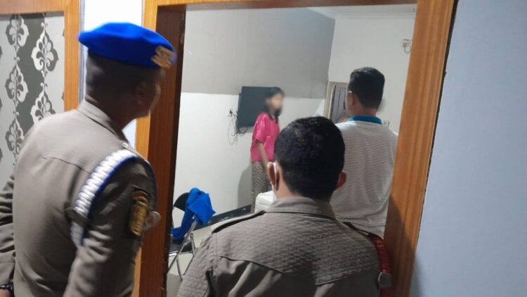 Razia penginapan oleh Satpol PP pada Minggu (8/1/2023) malam. (Foto: radarsumbar.com / Dok. Satpol PP Padang)