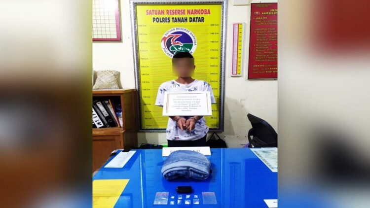 Pelaku penyalahgunaan narkotika ditangkap polisi yang sempat menelan sabu-sabu. (Foto: radarsumbar.com / Dok. Polres Tanahdatar)