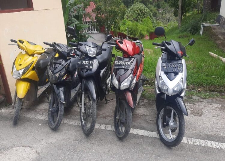 Barang bukti motor curian yang berhasil ditadah oleh pelaku usai ditangkap Polsek Lubukkilangan, Selasa (10/1/2023) dini hari. (Foto: radarsumbar.com/Dok. Polsek Lubuk Kilangan)
