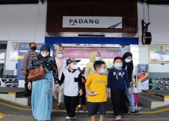 Sejumlah penumpang turun dan naik di Stasiun Padang, Simpang Haru, Kecamatan Padang Timur, Kota Padang. (Foto: radarsumbar.com / Dok. KAI Divre II Sumbar)