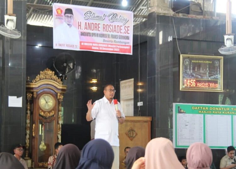 Andre Rosiade Bantu Pembangunan Masjid Raya Kuranji, Padang 1 Andre Rosiade berdialog dengan pengurus dan warga di sela-sela pemberian bantuan untuk Masjid Raya Kuranji, Padang. (Foto: radarsumbar.com/Istimewa)