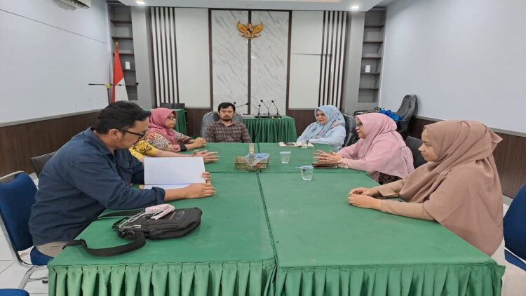 Kunjungan mahasiswa dan tim dosen Fisip Unand ke KI Sumbar. (Foto: radarsumbar.com / Dok. PPID KISB)