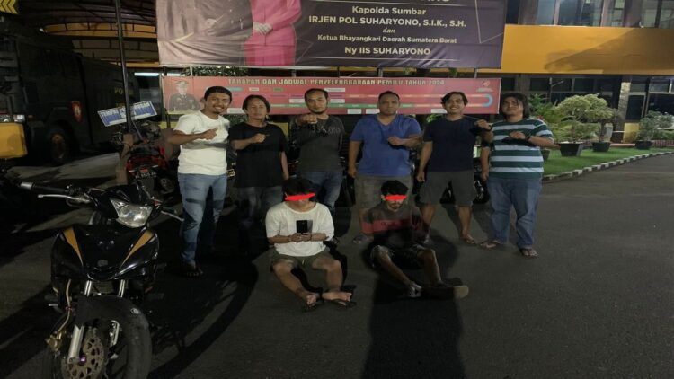 Polisi menangkap juru parkir yang melakukan pencurian HP di Padang. (Foto: radarsumbar.com/Istimewa)