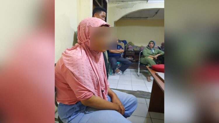 Pelaku pencurian tas berisikan sejumlah barang berharga milik Wakil Dekan 1 FPP UNP yang dicuri seorang perempuan. (Foto: Dok. Istimewa)