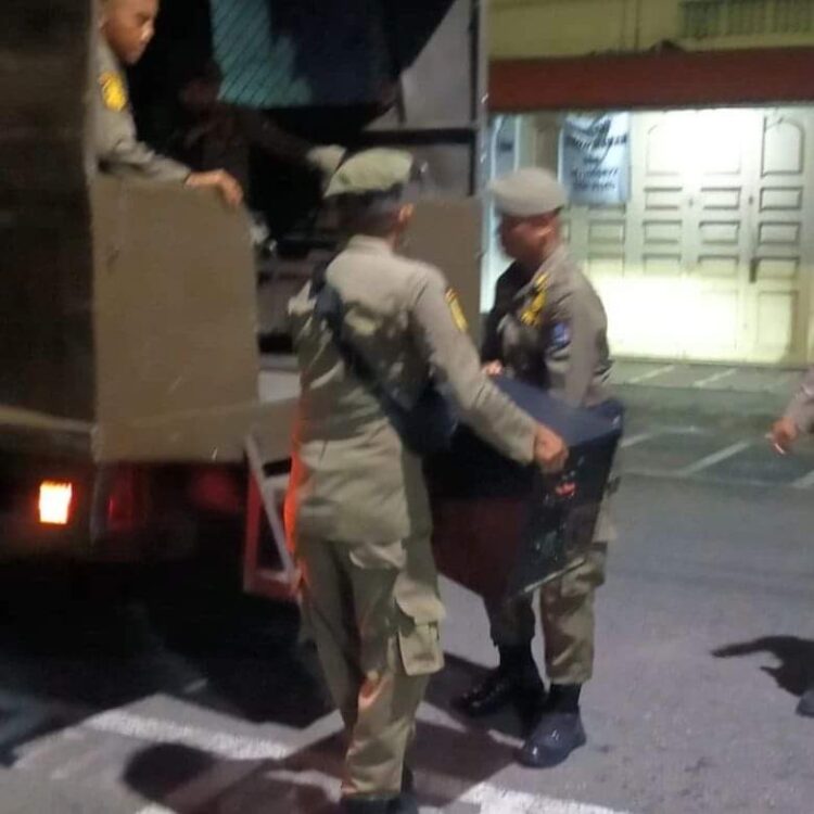 Petugas Satpol PP Kota Padang mengamankan sejumlah alat musik dari kafe karaoke. (Foto: Dok.Satpol PP Padang)