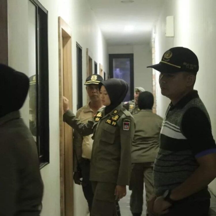 Sejumlah Pasangan Mesum kembali Diamankan Satpol PP dari Penginapan di Padang 1 Petugas Satpol PP memeriksa salah satu penginapan dan hotel melati. (Foto: Dok. Satpol PP Padang)