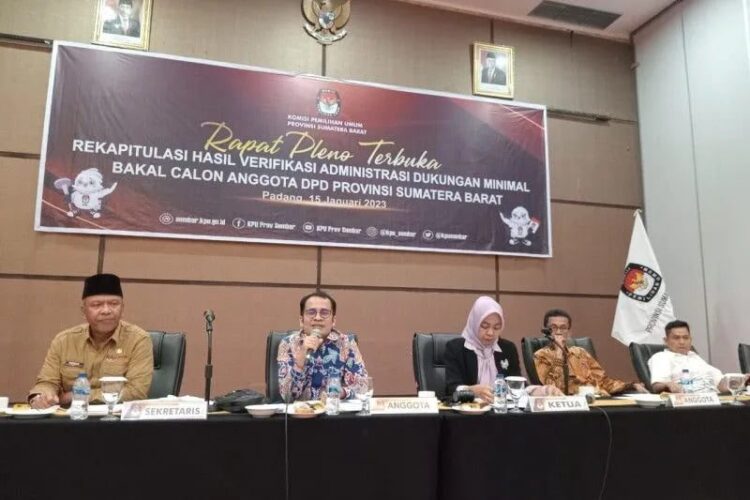 KPU Sumbar Tetapkan 9 Balon DPD RI Ini Lolos Verifikasi Administrasi 1 Ketua KPU Sumbar Yanuk Sri Mulyani memimpin rapat pleno penetapan rekapitulasi verifikasi administrasi syarat dukungan bakal calon DPD RI (ANTARA/HO KPU Sumbar)