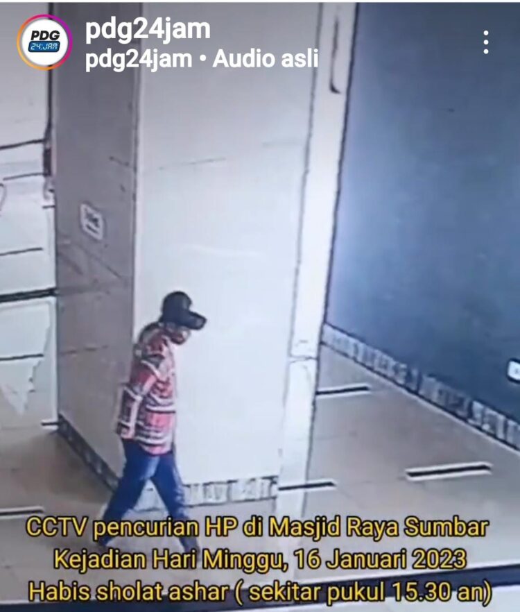 Pelaku pencurian terekam kamera pengawas di Masjid Raya Sumbar. (Foto: Istimewa)
