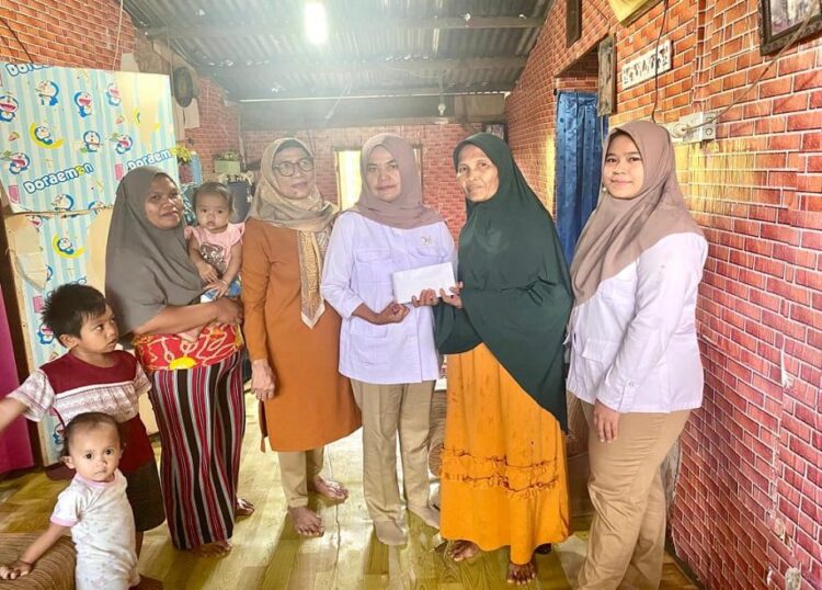 Warga Kurang Mampu di Nanggalo Terima Betor dari Andre Rosiade 1 Warga kurang mampu di Nanggalo mendapat bantuan betor dari anggota DPR RI Andre Rosiade. (Foto: radarsumbar.com/istimewa)