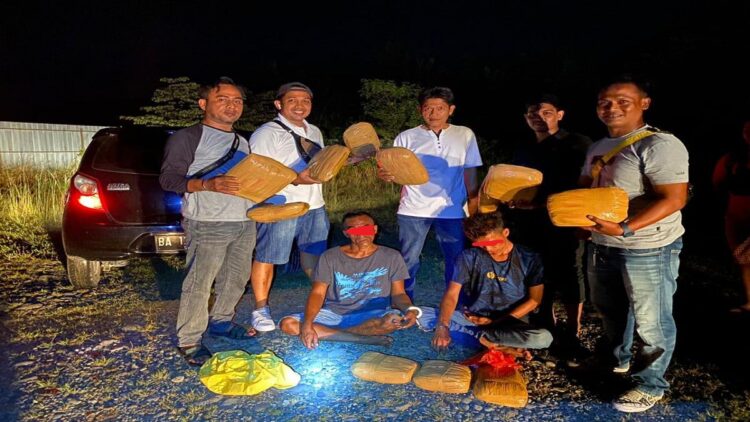 Polisi Sebut Ganja 11 Kg yang Diamankan di Padang Didapat dari Medan 1 Polisi menangkap dua pengedar narkoba di Kota Padang. (Foto: Istimewa)