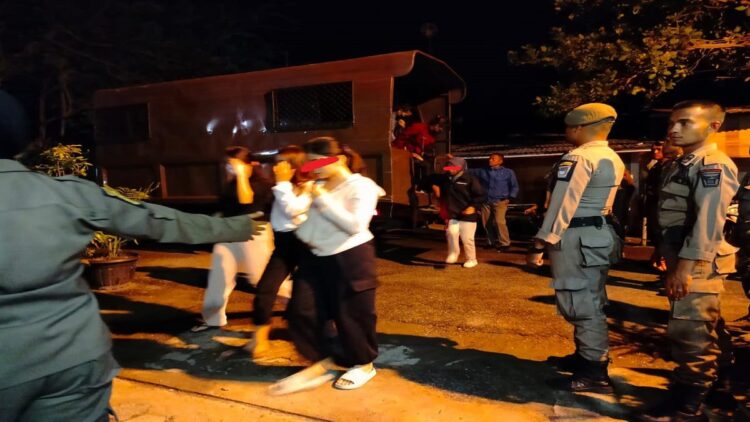 Bikin Gempar, 15 Orang 'Digaruk' Satpol PP Padang Gegara Ini 1 Sejumlah orang yang digelandang ke Kantor Satpol PP Kota Padang pada Selasa (17/1/2023) dini hari. (Foto: radarsumbar.com / Dok. Satpol PP Padang)