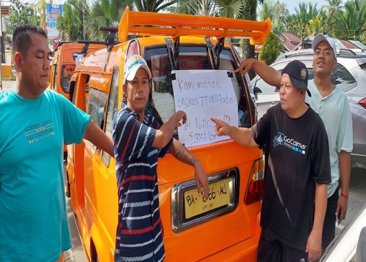 Angkot Jurusan Pasar Raya-Lubukbuaya Mogok, Tuding Trans Padang Ambil Penumpang 1 Sopir angkot jurusan Pasar Raya Padang-Lubukbuaya melakukan aksi unjuk rasa menolak tarif Trans Padang. (Foto:radarsumbar.com/Herru Iriawan)