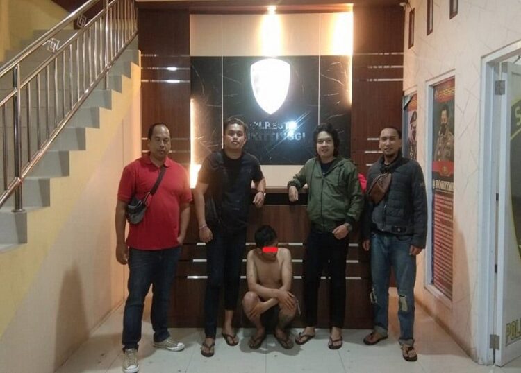 Seorang pemuda di Agam ditangkap polisi karena menusuk calon istri. (Foto: Istimewa)