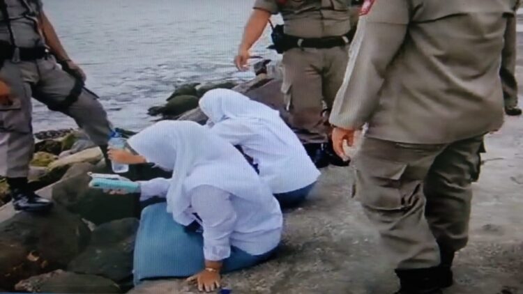 Pelajar SMA Swasta di Kota Padang yang kedapatan cabut sekolah dan merokok di Pantai Padang. (Foto: radarsumbar.com / Dok. Satpol PP)