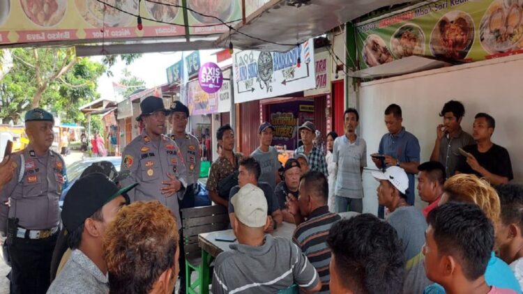 Kapolsek Kototangah AKP Afrino memberikan pemahaman secara persuasif saat membubarkan aksi mogok sopir angkot Pasar Raya-Lubukbuaya. (Foto: Istimewa)