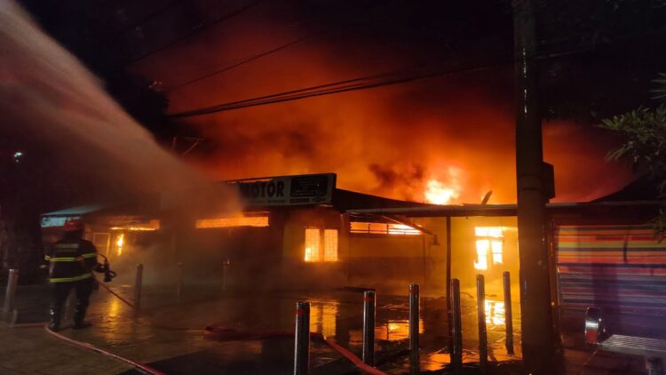 Petugsa Damkar mencoba memadamkan api yang membakar diler motor di kawasan Khatib Sulaiman pada Kamis (19/1/2023) pagi. (Foto: Radarsumbar.com / Dok. Dinas Damkar Padang)