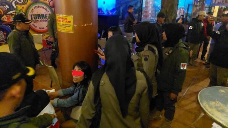 Razia tim pekat dan SK4 Bukittinggi pada sebuah kafe. (Foto: Istimewa)