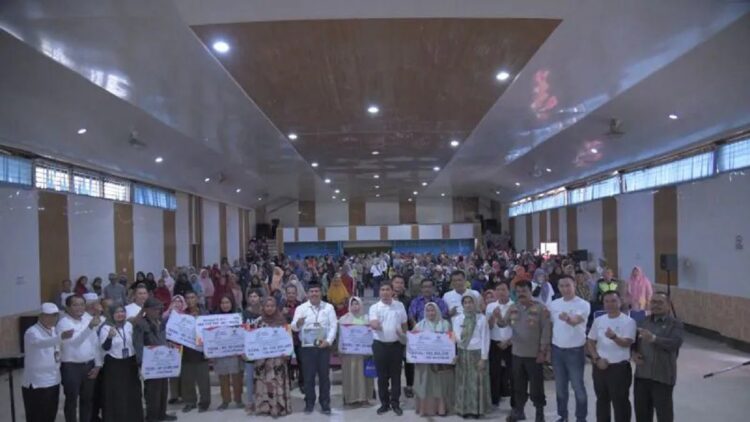 Wali Kota Sawahlunto Deri Asta dan Ketua BAZNAs Edrizon Effendi foto bersama dengan para mustahiq pada acara HUT ke-22​​​​​​​ BAZNas, Kamis. (Antara/Yudha Ahada)