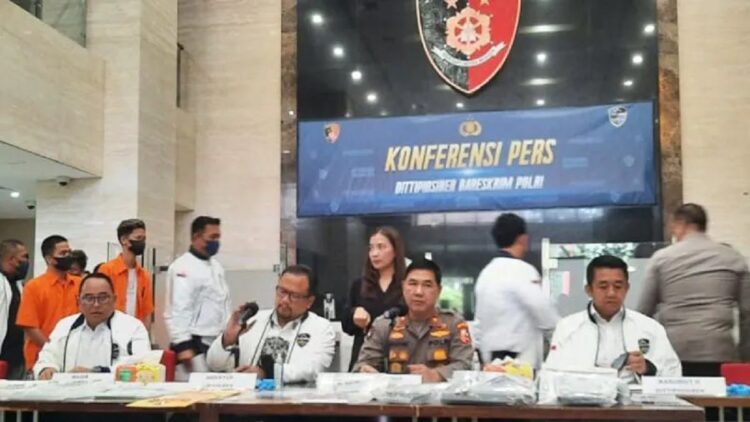 Direktorat Tindak Pidana Siber (Dittipidsiber) Bareskrim Polri mengungkap kejahatan penipuan dengan modus modifikasi APK (aplikasi) dan link phishing, di Mabes Polri, Jakarta, Kamis (19/1/2023). (ANTARA/Laily Rahmawaty)