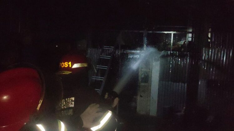 Pesantren di Padang Ini Nyaris jadi Abu usai Dilahap Api 1 Kebakaran satu pondok pesantren di kawasan Durian Tarung, Kecamatan Kuranji pada Kamis (19/1/2023) malam. (Foto: Radarsumbar.com / Dok. Dinas Damkar Padang)