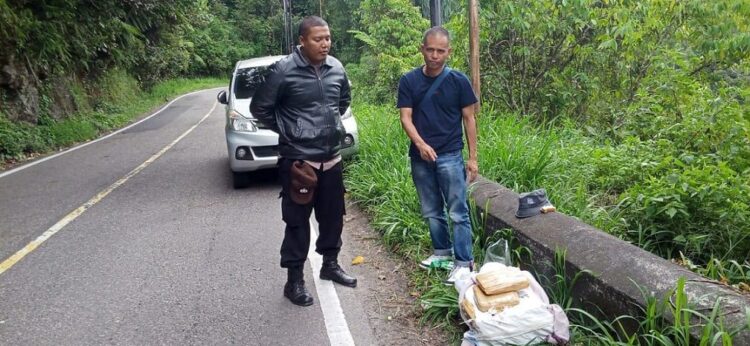 BNN memperlihatkan barang bukti ganja yang dibuang oleh terduga kurir narkoba di daerah Agam. (Foto: Istimewa)