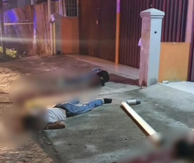Berboncengan dengan Motor, Tiga Pelajar di Padang Tewas usai Tabrak Pagar Rumah 1 Tiga orang pelajar di Padang terkapar usai menabrak pagar rumah warga. (Foto: Istimewa)