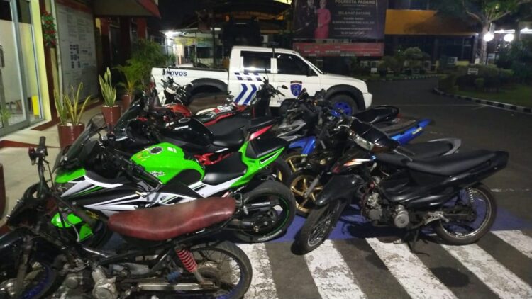 Belasan Kendaraan Pakai Knalpot Racing dan tanpa Nopol Terjaring Razia Polisi di Padang 1 Belasan kendaraan yang melanggar terjaring razia polisi di Padang. (Foto: Istimewa)