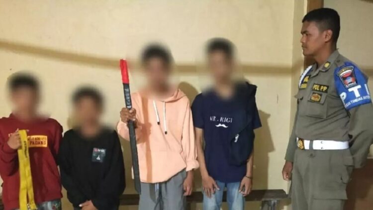 4 Remaja Diduga Pelaku Tawuran Diamankan, Tim Gabungan Sita Sebilah Senjata Tajam 1 Tim gabungan mengamankan 4 remaja pelaku tawuran bersama sebilah senjata tajam. (Foto: Dok. Satpol PP Padang)
