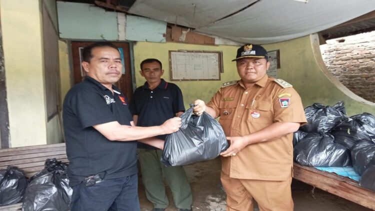 Wakil Sekretaris Gerindra Sumbar Zulkifli dan tim menyerahkan bantuan nasi bungkus dari Andre Rosiade untuk ribuan korban banjir di Padang dan Pariaman. (Foto: Istimewa)