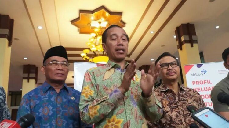 Presiden Joko Widodo menyampaikan keterangan seusai membuka Rapat Kerja Nasional Program Pembangunan Keluarga, Kependudukan, dan Keluarga Berencana dan Percepatan Penurunan Stunting Tahun 2023 di auditorium Kantor BKKBN di Jakarta, Rabu (25/1/2023). (ANTARA/Indra Arief Pribadi)