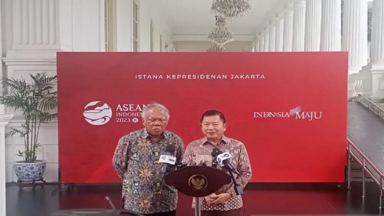 Perbaiki Konektivitas, Pemerintah Gelontorkan Rp32 T untuk Perbaikan Jalan Daerah 1 Menteri Perencanaan Pembangunan Nasional/Kepala Bappenas Suharso Monoarfa (kanan) dan Menteri PUPR Basuki Hadimuljono (kiri) di kawasan Istana Kepresidenan, Jakarta, Rabu (25/1/2023). (ANTARA/Rangga Pandu Asmara Jingga)