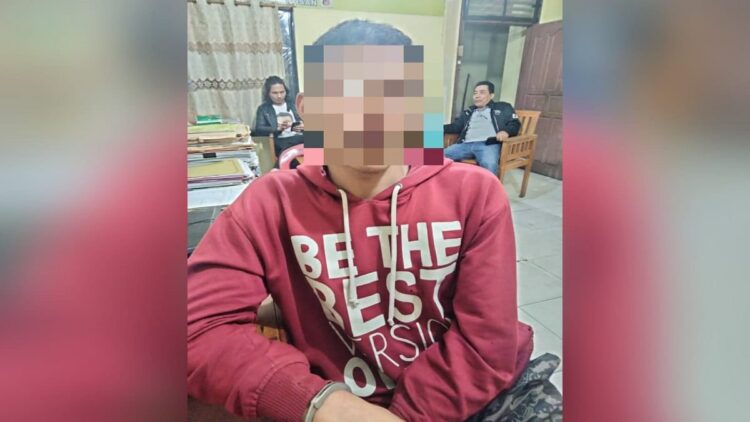 Sempat Kabur usai Bunuh Pamannya, Pelaku Ternyata Sembunyi di Sini 1 Pelaku pembunuhan paman di Pesisir Selatan ditangkap pada Kamis (26/1/2023) dini hari. (Foto: Radarsumbar.com / Dok. Polres Pessel)