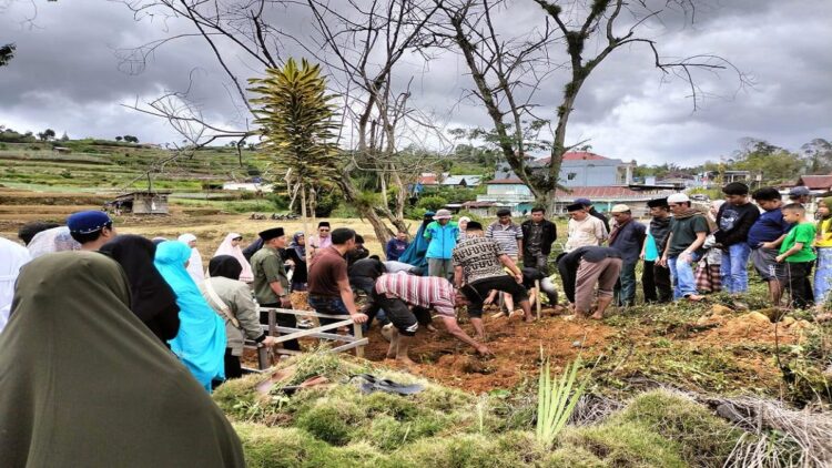 Eks Anggota DPRD Padang Gustin Pramona Wafat 1 Prosesi pemakaman mantan anggota DPRD Padang Gustin Pramona di Alahan Panjang. (Foto: Istimewa)