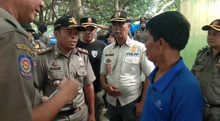 Salah satu pedagang diberikan nasehat oleh Satpol PP Padang terkait aturan berdagang di kawasan Muaro Lasak Padang. (Foto: Radarsumbar.com / Dok. Satpol PP)