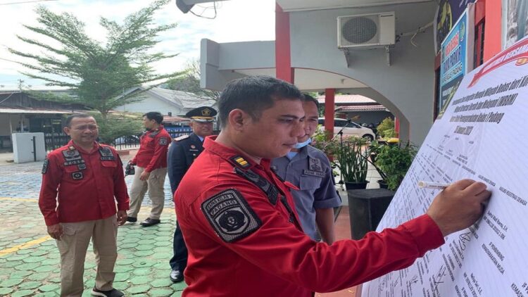Kepala Bapas Padang Karto Rahardjo menandatangani Komitmen Bersama Pembangunan Zona Integritas Menuju WBK dan WBBM Tahun 2023. (Foto: Istimewa)