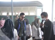 Cerita Artis Arie Untung Jajal KA Mak Itam di Sawahlunto: Rancak Bana!