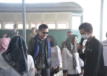 Cerita Artis Arie Untung Jajal KA Mak Itam di Sawahlunto: Rancak Bana!