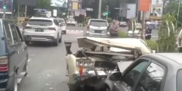Dua Kendaraan Terlibat Kecelakaan di Depan Masjid Raya Sumbar