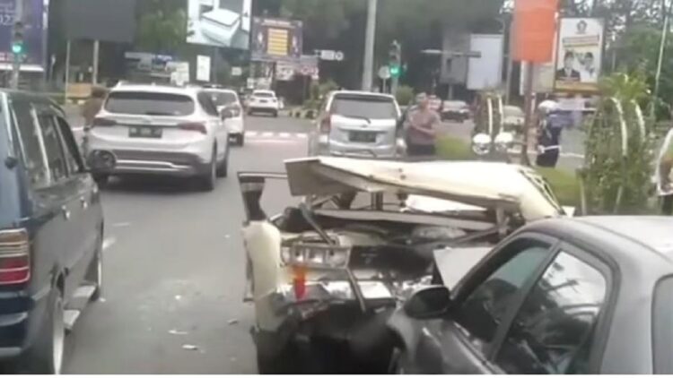 Polisi Tegaskan Laka di Depan Masjid Raya Sumbar Tabrakan Beruntun, Begini Kondisi Pengemudi 1 Dua mobil ini mengalami kerusakan usai terlibat kecelakaan. (Foto: Istimewa)