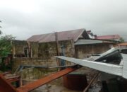 Diterpa Angin Kencang, Sejumlah Atap Rumah Warga di Padang Beterbangan