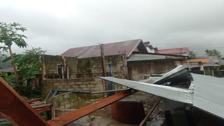 Sejumlah atap warga beterbangan akibat hujan dan angin kencang pada Jumat (27/1/2023) siang. (Foto: Radarsumbar.com / Dok. BPBD Kota Padang)