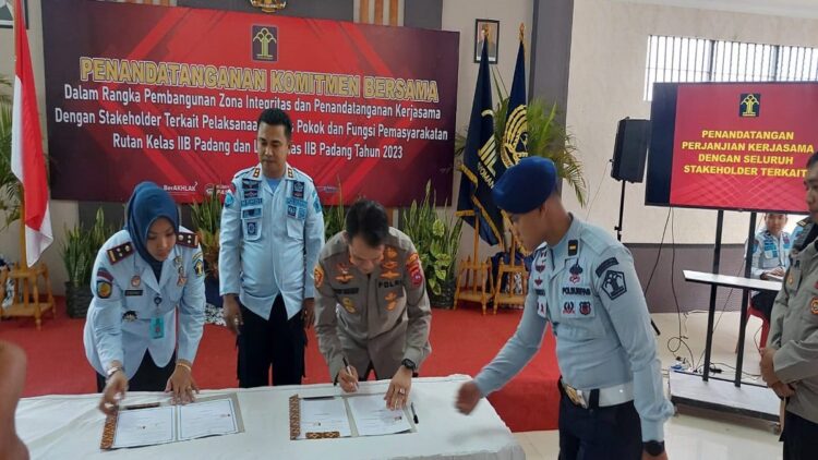 Komit Bangun Zona Integritas, Rutan-LPP Padang Tandatangani Kerja Sama 1 Rutan Padang dan LPP Padang melakukan penandatangan kerja sama terkait zona integritas. (Foto: Istimewa)
