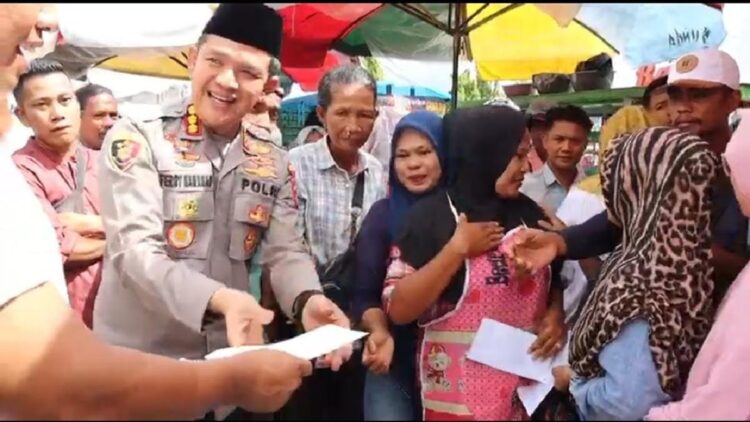 Kapolresta Padang mendengarkan keluhan pedagang Pasar Raya Padang saat kegiatan Jumat Curhat. (Foto: Istimewa)
