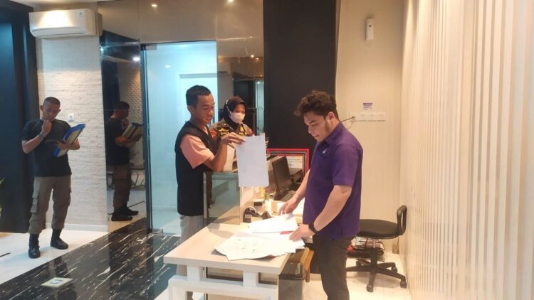 Razia sejumlah hotel oleh Satpol PP pada Jumat (27/1/2023) dini hari. (Foto: Radarsumbar.com / Dok. Satpol PP Padang)