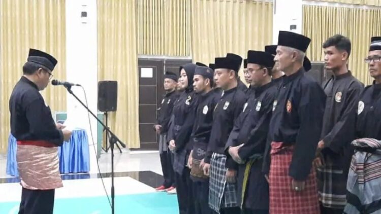 Wakil Ketua Ikatan Pesilat Seluruh Indonesia (IPSI) Sumatera Barat Martias Wanto melantik pengurus IPSI Padang Pariaman. ANTARA/Aadiaat M. S