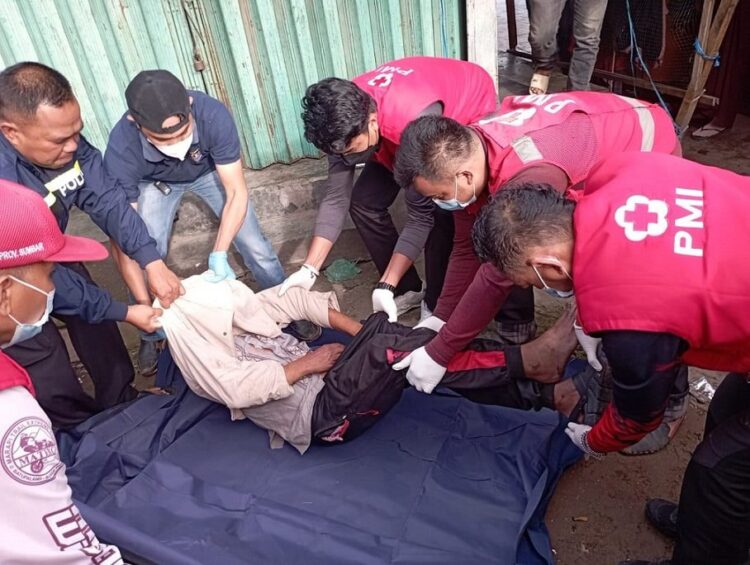 Polisi dan PMI Bukittinggi mengefekuasi mayat dekat terminal Simpang Aur Bukittinggi. (Foto: radarsumbar.com/Istimewa)