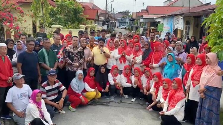 Anggota DPRD Padang Manufer, tokoh masyarakat Jasman dan warga Lubuk Gading Permai III Lubuk Buaya foto bersama.  (Foto: radarsumbar.com/Istimewa)