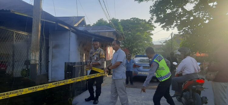 Polisi memasangi garis polisi di lokasi penemuan gas belerang di kawasan Tabing Banda Gadang, Kecamatan Nanggalo, Kota Padang pada Senin (30/1/2023) pagi. (Foto: Dok. Istimewa)