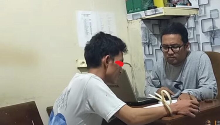 Polisi menginterogasi pelaku pembegalan dengan modus berpura jadi korban kecelakaan. (Foto: Dok. Polsek Nanggalo)
