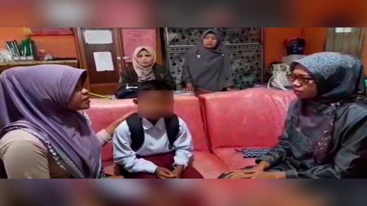 Tangkapan layar perempuan yang mengaku sebagai orangtua dari pelajar SD laki-laki yang diculik di Kabupaten Solok. (Foto: Dok. Istimewa)